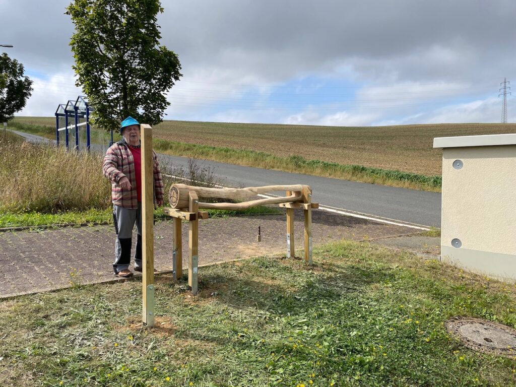 Baumtrommel als 8. Klangobjekt aufgebaut