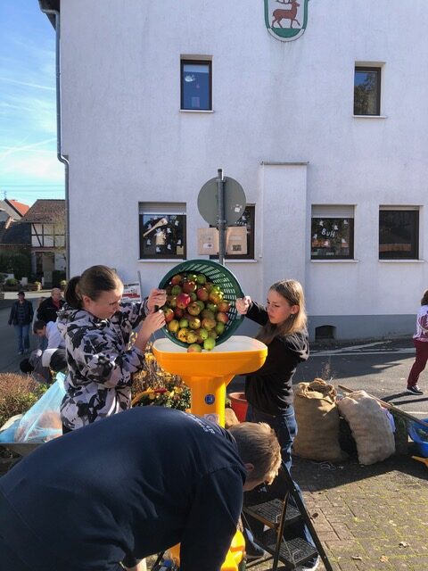 26.10.2024 - Erfolgreiche Apfelkuchenaktion auf dem Dorfplatz